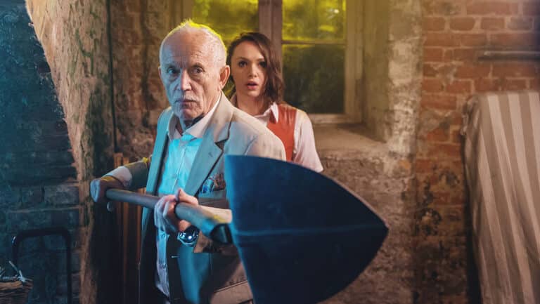 Q&A: Lance Henriksen Talks STUNG, Practical FX And “The Worst Movie I’ve Ever Done”